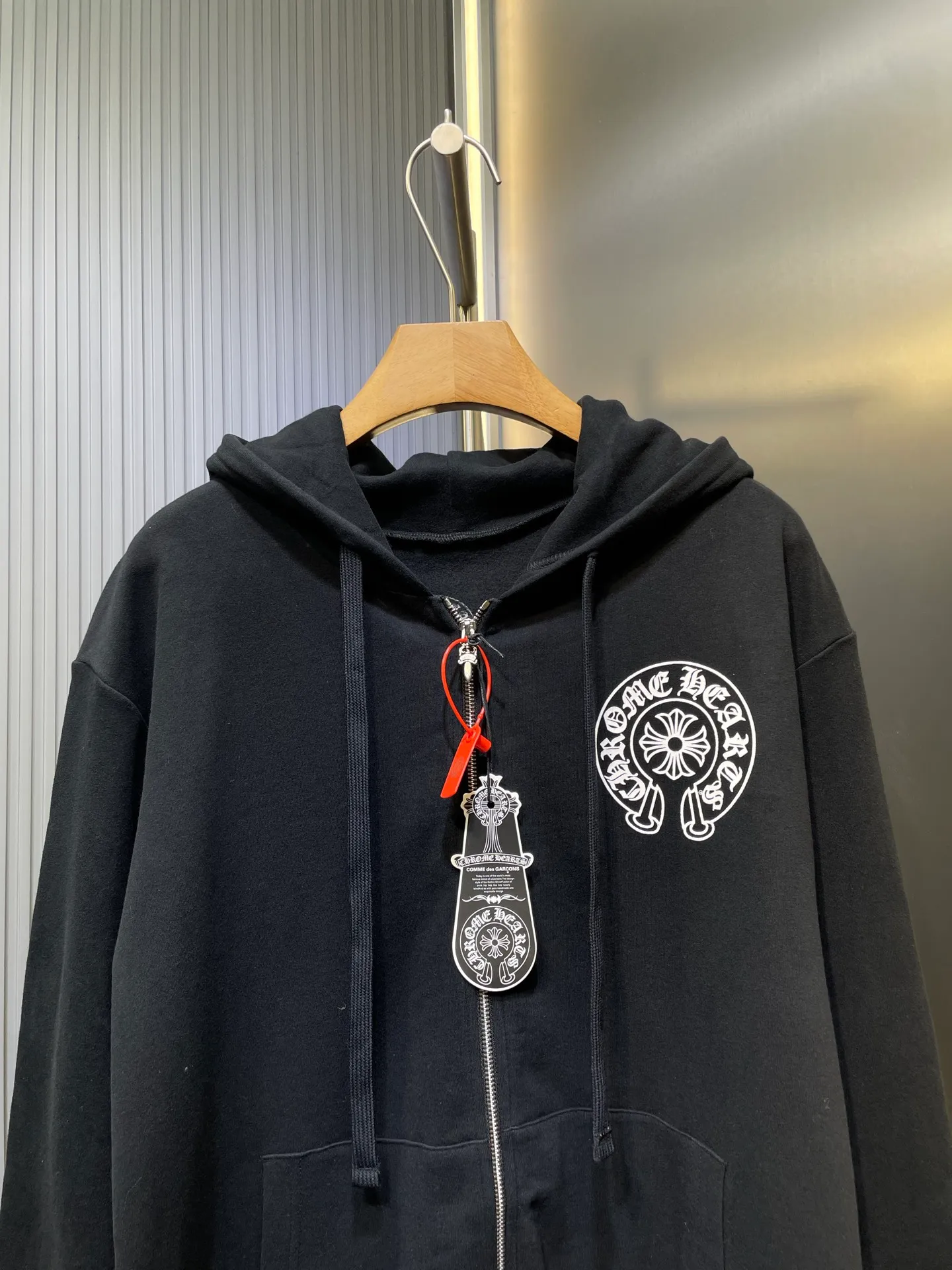 P480 Chrome Hearts 🌟Letter-printed zipper jacket, custom-made plain suede cotton, delicate and smooth, comfortable and close to the skin, with deep black as the base, plain white lines with sharp cracks, the front cross flower totem is precisely embellished on the chest, and the gray CH pattern is looming on the hem to control the visual focus. The scroll mantra is outlined on the back like an ancient seal, rugged and delicate coexist. The zippered hooded silhouette deconstructs the lazy drape carrying suede. It whispers that I am the rock oracle of the rules. A rebellious ceremony about wearing and performing. Process 1: Use glue printing. The printing is modified three times by the film screen. Use glue liquid paint to print the pattern on the fabric. Bake the fabric to fix the printed pattern. Process 2: The fabrics are washed and have a better hand feel. Not easy to deform. Not easy to shrink. Not easy to fade. Maintain long-term beauty. Accessories: Customized 1:1 CH Zipper Customized 1:1 CH Logo Fit: Loose Fit Size: S M L XL